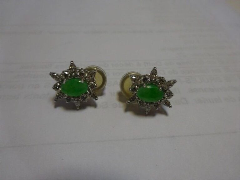 Paire de BOUCLES D'OREILLES fleurs en or blanc 18K (750°/00) serti griffe de deux cabochons de jade jadéite translucides chaque cerclés de douze brillant