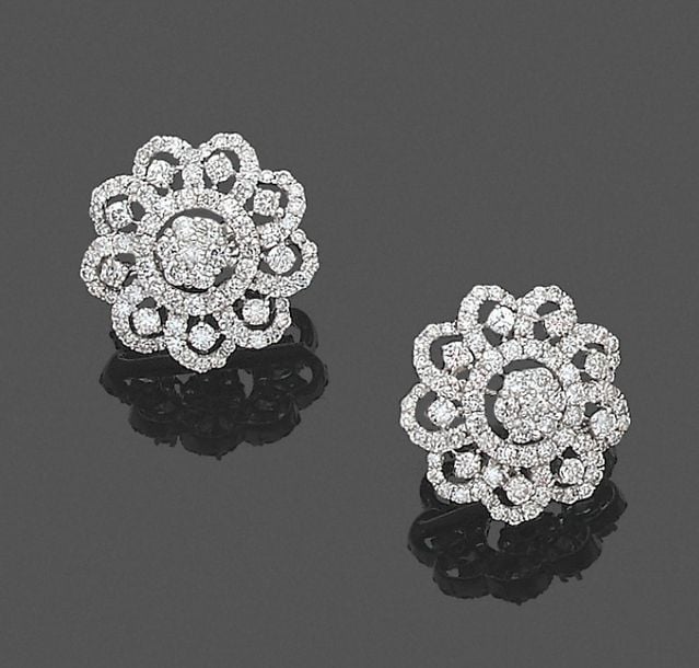 •Paire de BOUCLES d'OREILLES «fleurs» en or gris (750‰) ajouré serti de diamants taille brillan