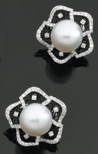 Paire de BOUCLES d'OREILLES « fleurs » en or gris et noirci ajouré serti de diamants et d'une perle de culture blanche des Mers du Su