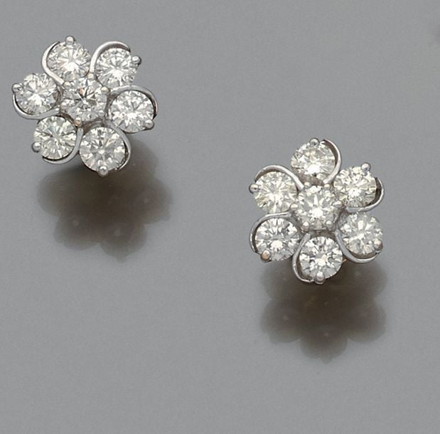 Paire de BOUCLES d'OREILLES «fleurs » en or jaune et or gris (585 millièmes) 14 carats serti de sept diamants taille brillan