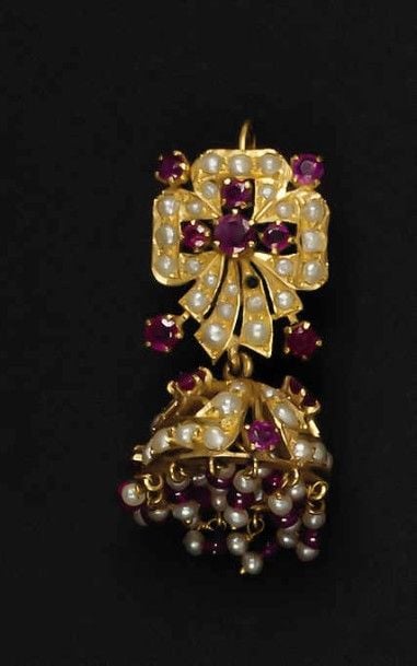 Paire de BOUCLES D'OREILLES girandoles en or jaune 18K (750°/00) figurant des fleurs stylisées et ajourées et de nouds serties de demi-perles et de rubis dont certains en pampille