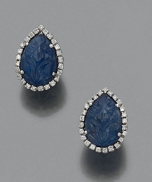 Paire de BOUCLES d'OREILLES «gouttes» en or gris (750 millièmes) serti d'un saphir gravé entouré de diamants taille brillan
