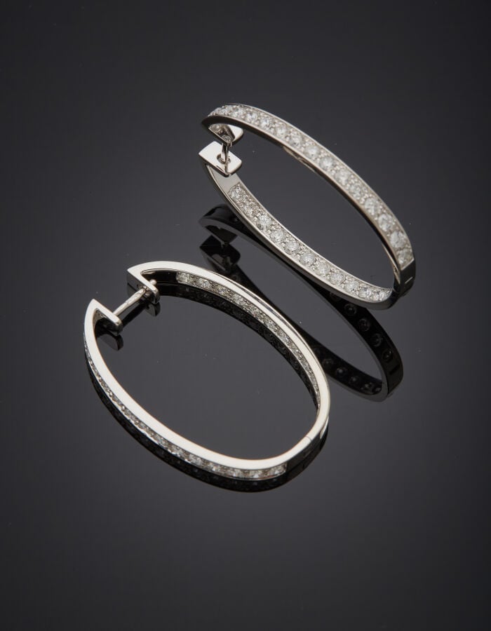 Paire de BOUCLES d'OREILLES « grandes créoles » en or gris (750‰) serti d'un al…