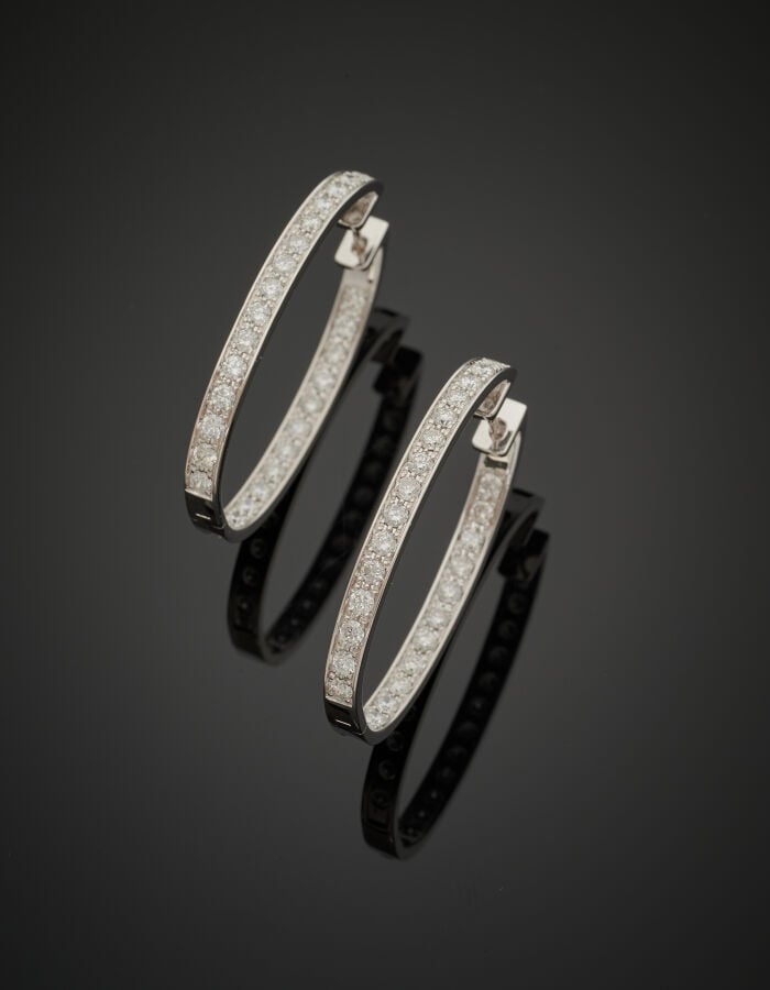 Paire de BOUCLES d'OREILLES "grandes créoles" en or gris (750‰) serti d'un alig…