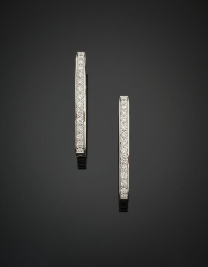Paire de BOUCLES d'OREILLES "grandes créoles" en or gris (750‰) serti d'un alig…