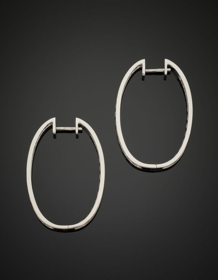 Paire de BOUCLES d'OREILLES "grandes créoles" en or gris (750‰) serti d'un alig…