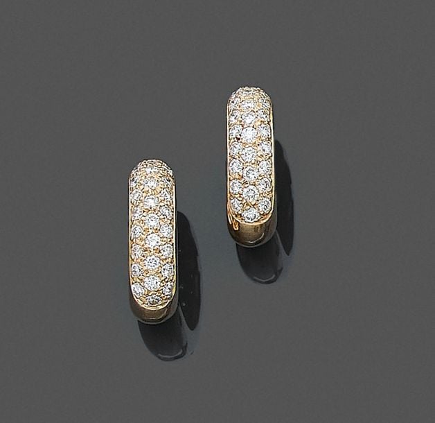 •Paire de BOUCLES d'OREILLES joncs en or jaune (750‰) bombé, pavé de diamants taille brillan