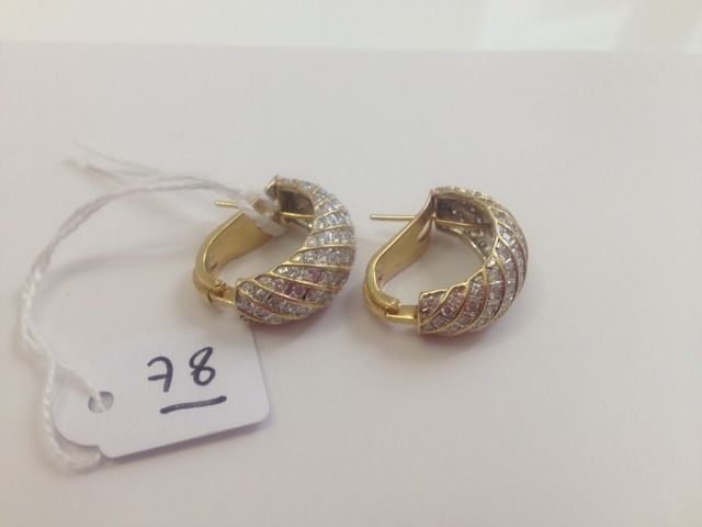 PAIRE DE BOUCLES D'OREILLES «joncs» en or jaune serti de pavage de diamants taille brillan