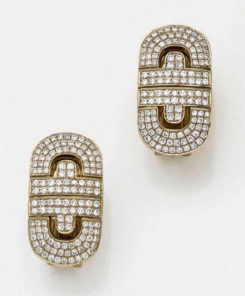 PAIRE de BOUCLES d'OREILLES, modèle «Parentesi», en or jaune (750 millièmes) entièrement serti de diamants taille brillan