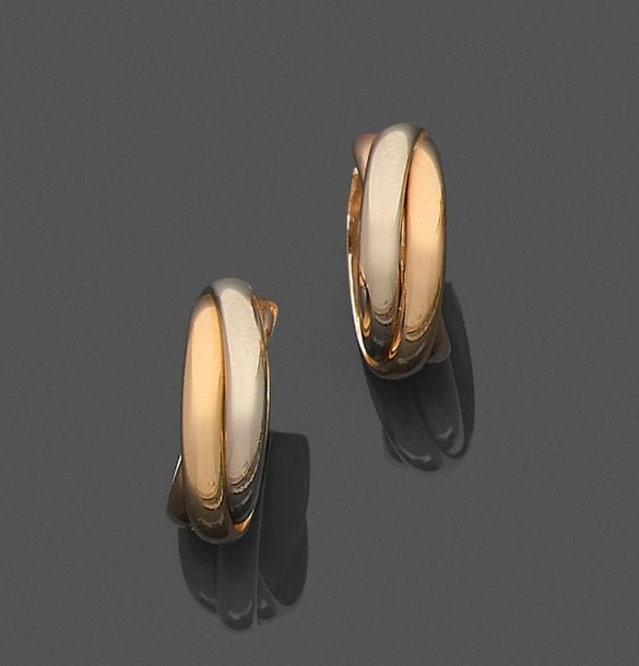 •Paire de BOUCLES d'OREILLES modèle «Trinity» trois anneaux, trois ors (750 ‰
