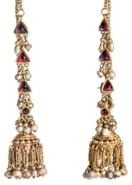 Paire de boucles d'oreilles Or, perles et grenats