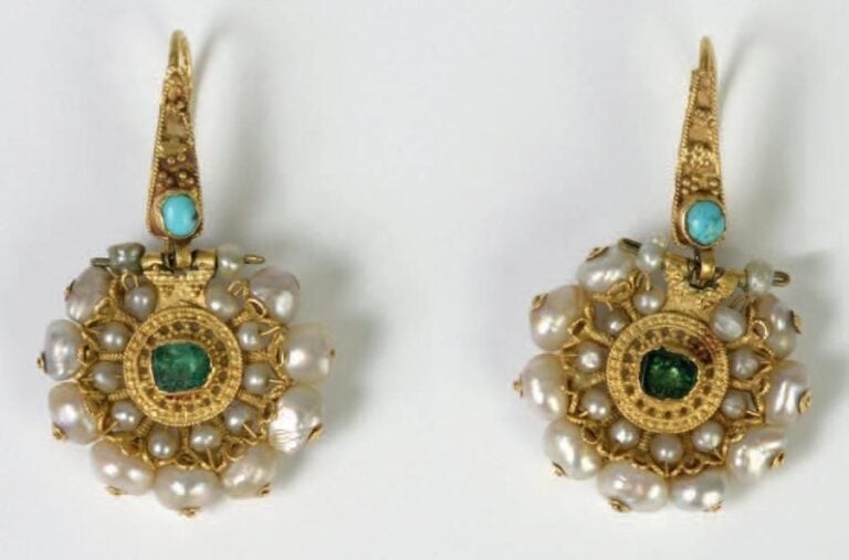 Paire de boucles d'oreilles Or, turquoise, perles fines, prime d'émeraude Empire Ottoman, Première moitié du XIXe siècle Hauteur: 4; Diamètre: 2,5 cm Ces charmantes boucles d'oreilles sont décorées de granulation et filigranes d'or