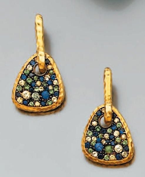 Paire de BOUCLES D'OREILLES «palettes» en or jaune serti d'un pavage de saphirs, citrines et grenats démantoïde