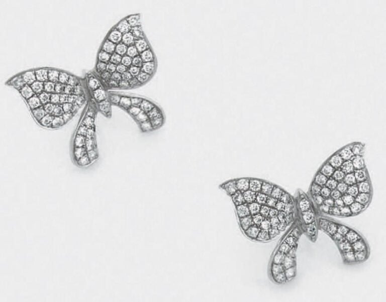 PAIRE de BOUCLES D'OREILLES «papillons» en or gris (750 millièmes) pavé de diamants taille brillan
