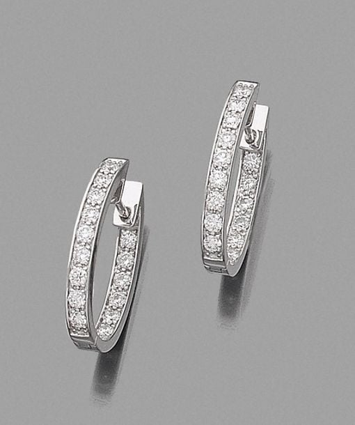 •Paire de BOUCLES d'OREILLES «petites créoles» en or gris (750‰) serti d'une ligne de 32 diamants taille brillan
