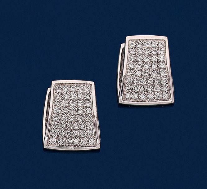 •Paire de BOUCLES d'OREILLES rectangulaires en or gris (750‰) pavé de diamants taille brillan