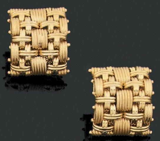 PAIRE DE BOUCLES D'OREILLES rectangulaires en or jaune bombé, ajouré, partiellement torsadé à motifs canné