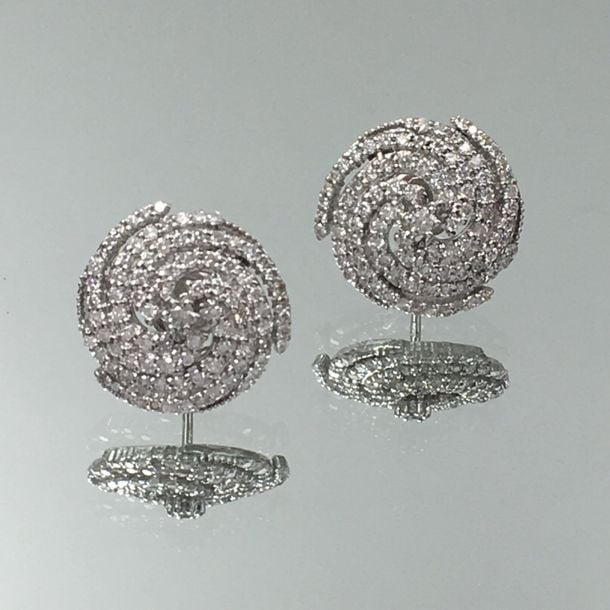 Paire de BOUCLES D'OREILLES «spirales» en or gris (750 millièmes) entièrement pavées de diamants taille brillan