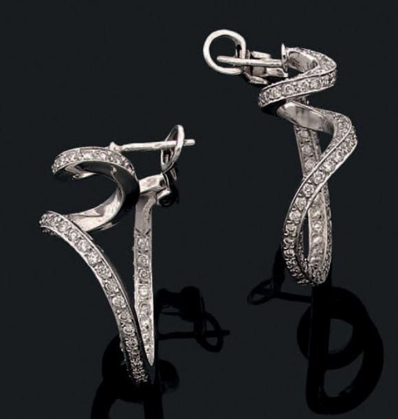 PAIRE DE BOUCLES D'OREILLES «tourbillons» en or gris (750 millièmes) serti d'alignements de diamants taille brillan