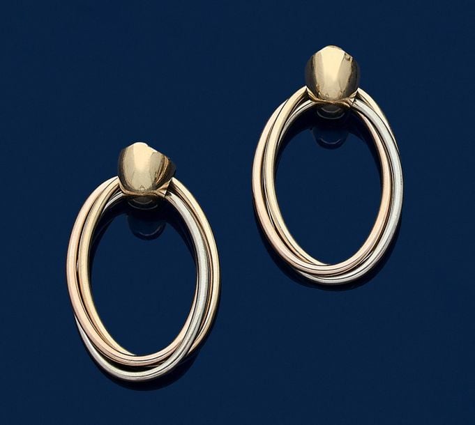 •Paire de BOUCLES d'OREILLES trois ors (750‰) bombé retenant trois anneaux ovales mobile