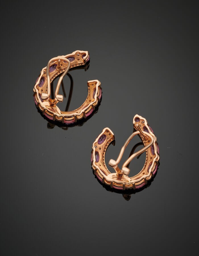 Paire de BOUCLES d'OREILLES "volute" en or rose (750‰) serti de saphirs roses,…