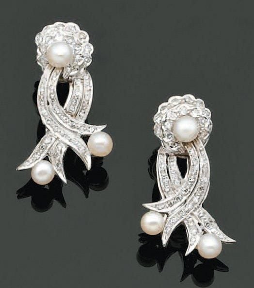 Paire de BOUCLES D'OREILLES «volutes» en or gris 14 carats (585 millièmes) serti de perles de culture blanches et de diamant