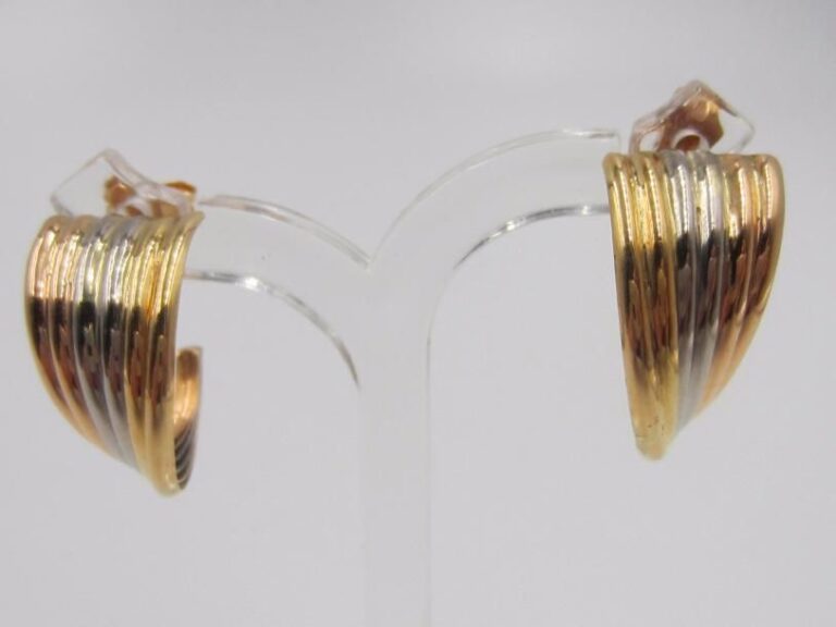 Paire de boucles d’oreilles 3 ors (375 ‰) de forme coquillePoids :