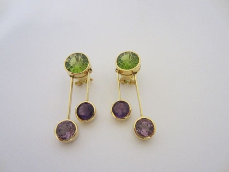 PAIRE DE BOUCLES D?OREILLES assorties, au lot précédent, en or jaune (750 millièmes) péridots et améthyste
