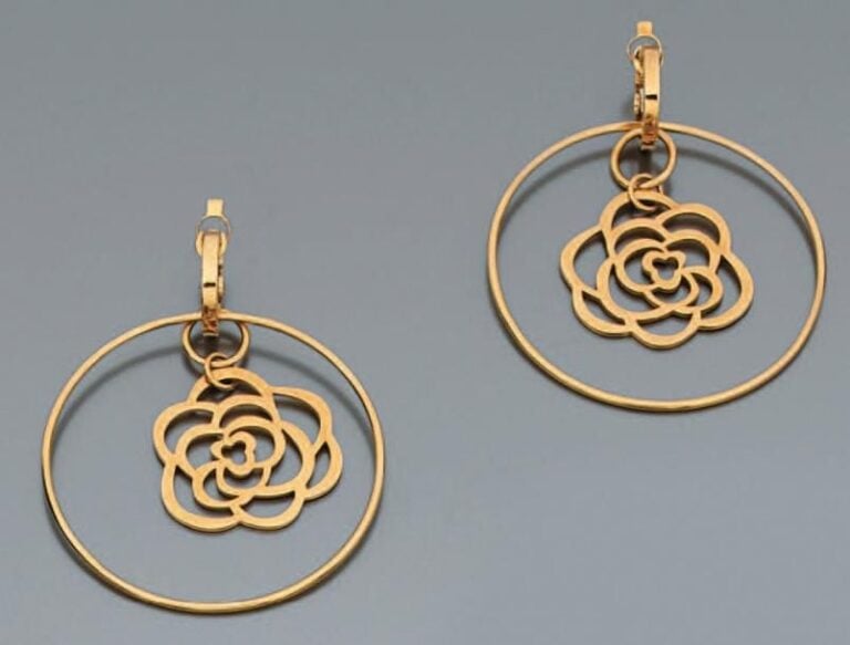 Paire de BOUCLES D?OREILLES «Camélias» en or jaune ajouré comprenant un anneau retenant un motif fleu