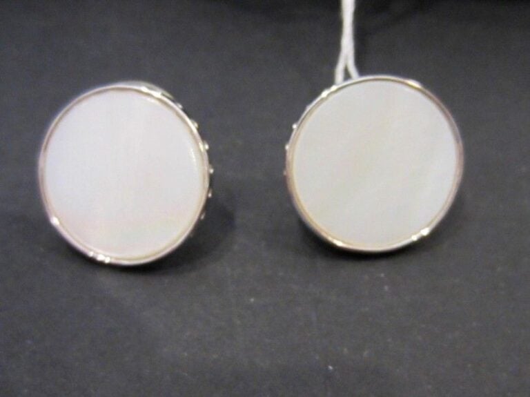 PAIRE de BOUCLES D’OREILLES circulaires en or gris (750 millièmes) serti de nacr