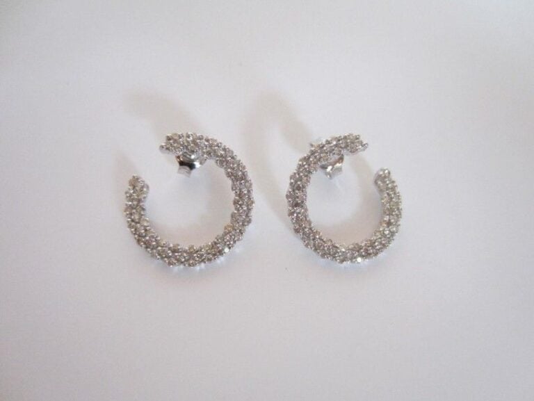 PAIRE DE BOUCLES D?OREILLES circulaires ouvertes en or gris (750 millièmes) pavé de diamants taille brillan
