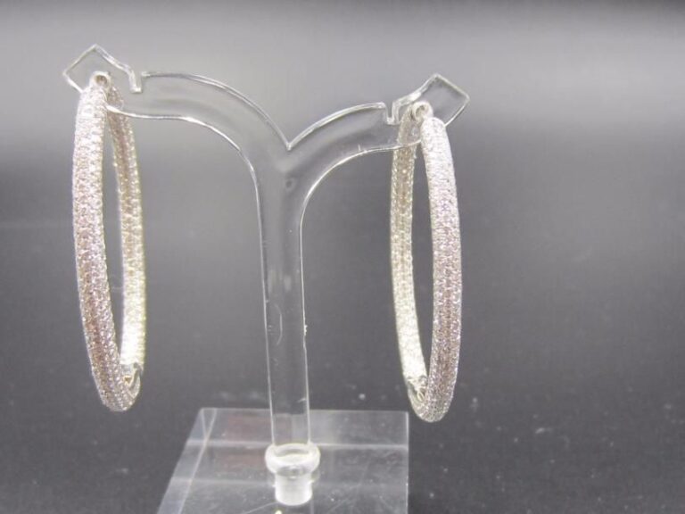 PAIRE de BOUCLES D’OREILLES « créoles » de forme ovale, en or gris (750 millièmes) entièrement pavé de diamants taille brillan