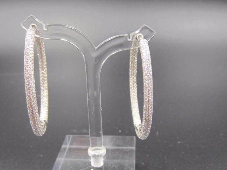 PAIRE de BOUCLES D’OREILLES « créoles » de forme ovale, en or gris (750 millièmes) entièrement pavé de diamants taille brillan