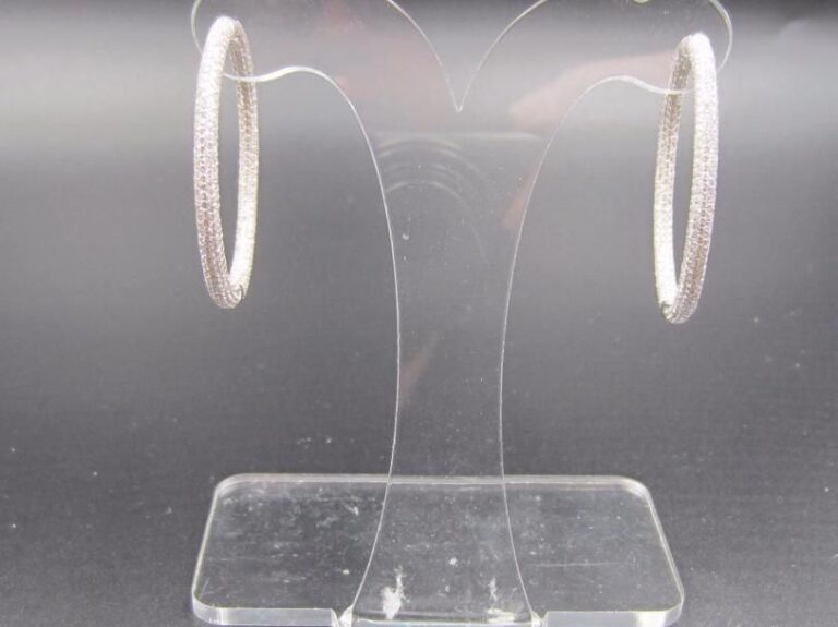 PAIRE de BOUCLES D’OREILLES « créoles » de forme ovale, en or gris (750 millièmes) entièrement pavé de diamants taille brillant             Long        : 3,8 cm        Poids brut : 7,5 g