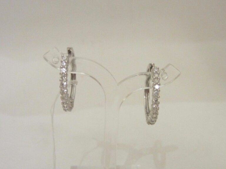 PAIRE de BOUCLES D’OREILLES « créoles » en or gris (750 millièmes) partiellement serti de diamants taille brillan