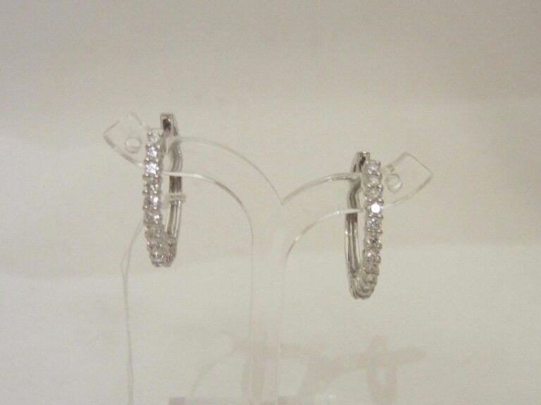 PAIRE de BOUCLES D’OREILLES « créoles » en or gris (750 millièmes) partiellement serti de diamants taille brillan