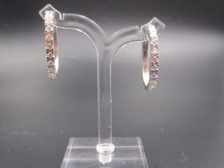 PAIRE de BOUCLES d’OREILLES « créoles ovales » en or gris (750 millièmes) partiellement serti de diamants taille brillan