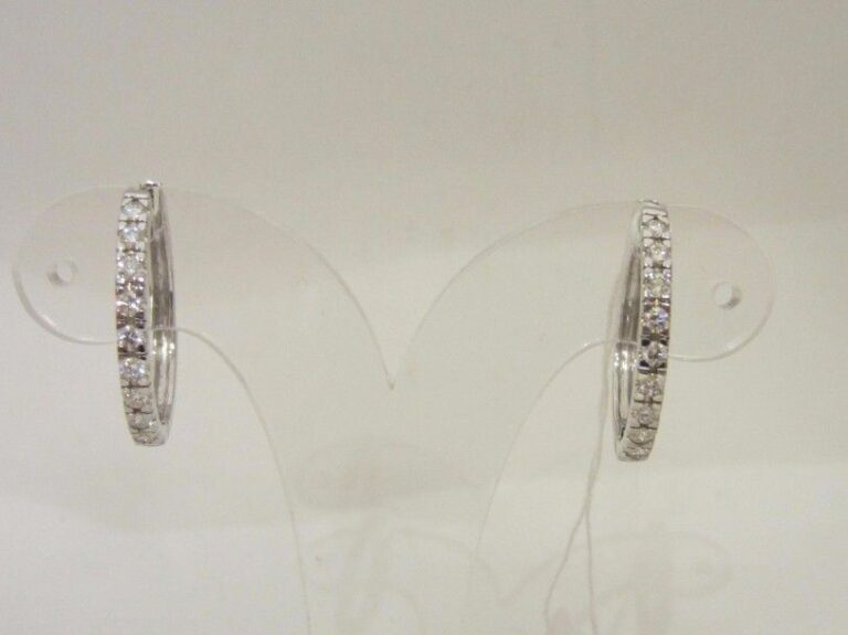 . PAIRE de BOUCLES D’OREILLES « créoles ovales » en or gris (750 millièmes) partiellement serti de diamants taille brillant. Long. : 2,9 cm. Poids brut : 5,9 g.