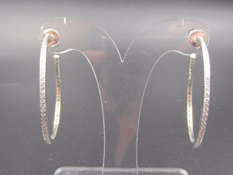 PAIRE de BOUCLES D’OREILLES « créoles rondes » en or gris (750 millièmes) serti de diamants taille brillan