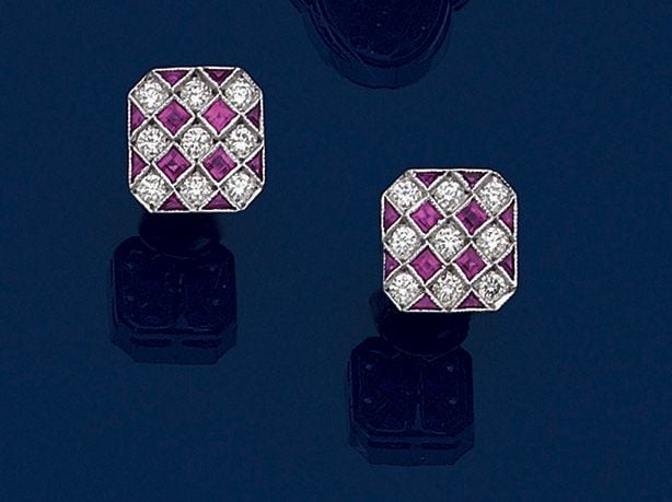 PAIRE de BOUCLES D’OREILLES « damier » en gris (750 millièmes) serti de rubis calibrés et diamants taille brillant alterné