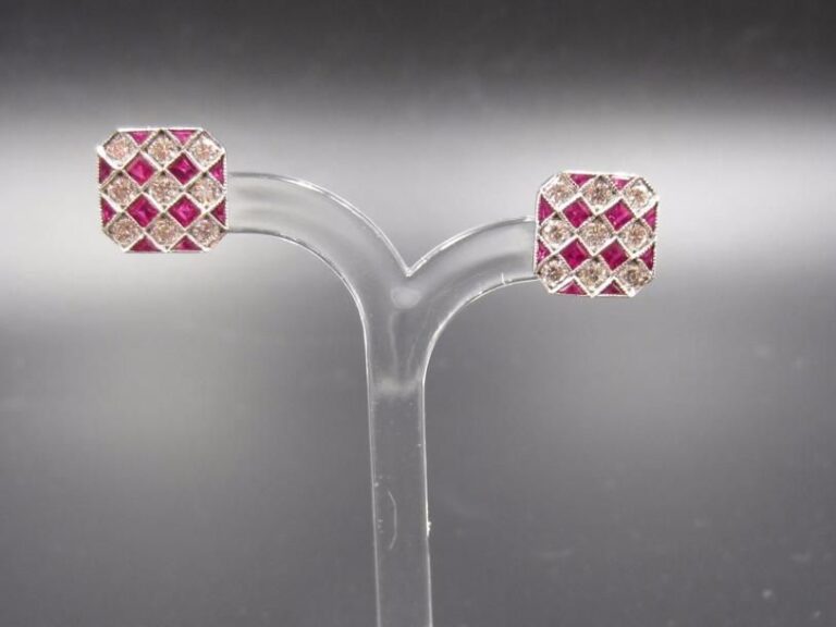 PAIRE de BOUCLES D’OREILLES « damiers » en or gris (750 millièmes) serti de rubis calibrés et diamants taille brillant alterné