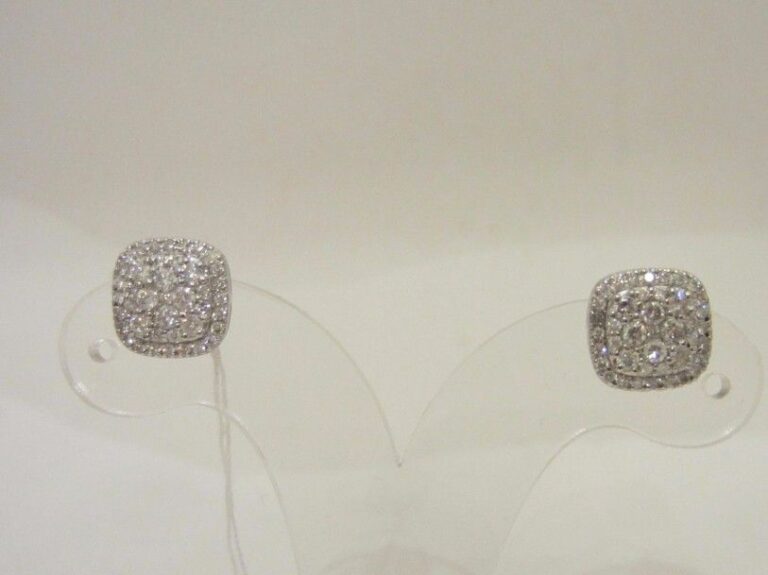 PAIRE de BOUCLES D’OREILLES  de forme coussin en or gris (750 millièmes) pavé de diamants taille brillan