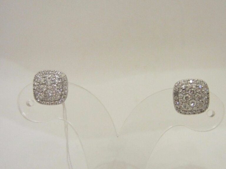 PAIRE de BOUCLES D’OREILLES de forme coussin en or gris (750 millièmes) pavé de diamants taille brillan