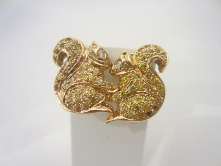 PAIRE de BOUCLES D’OREILLES «écureuils» en or rose 14 carats (585 millièmes) pavé de saphirs jaunes