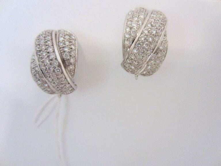 PAIRE de BOUCLES D?OREILLES en or gris (750 millièmes) tressé, pavé de diamant
