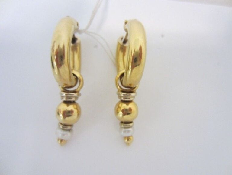 PAIRE de BOUCLES D?OREILLES en or jaune (750 millièmes) à motifs amovibles, ornés de perles de culture blanche