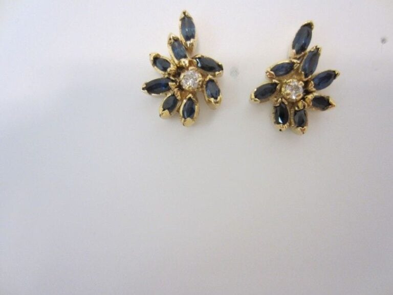 PAIRE de BOUCLES D?OREILLES en or jaune (750 millièmes) ornée de saphirs et de diamant