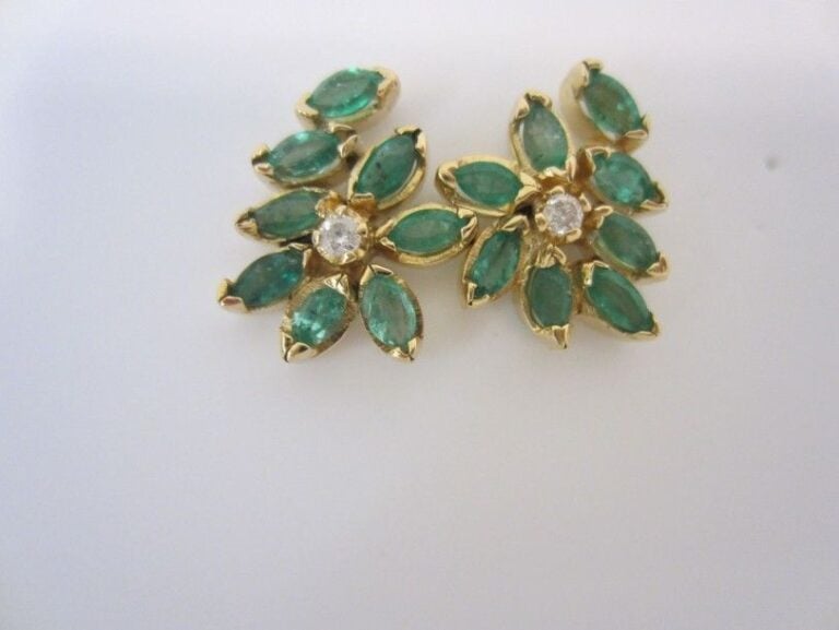 PAIRE de BOUCLES D?OREILLES en or jaune (750 millièmes) serti d'émeraudes de forme navette et de diamant