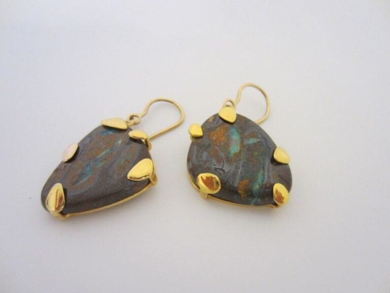 PAIRE DE BOUCLES D?OREILLES en or jaune (750 millièmes) serti d?une opale boulder de forme losangiqu