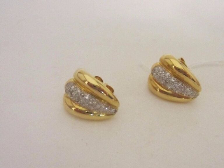PAIRE de BOUCLES D’OREILLES en or jaune et or gris (750 millièmes) godronné partiellement pavé de diamants 8